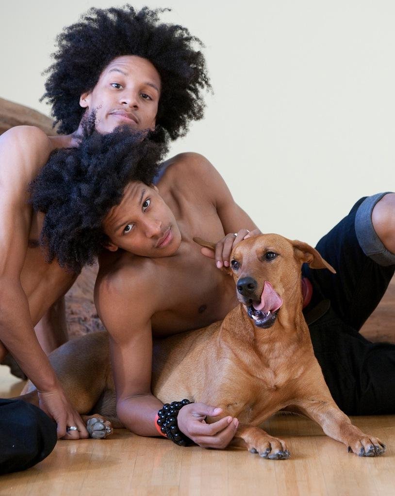 Les twins naked